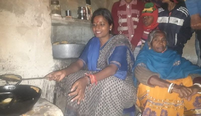 वहीं अंबा की मां निर्मला देवी भी 2014 में कांग्रेस से विधायक चुनी गईं थीं। इस बीच अम्बा को भाई को भी जेल में डाल दिया गया था जिसके लिए वह कोर्ट-कचहरी के टक्कर काटती रहीं। उन्होंने अपने भाई को जेल से निकाला और फिर राजनीति में उतरने की ठान ली।
