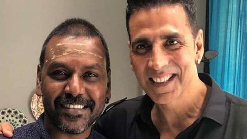 फिल्म लक्ष्मी बॉम्ब में अक्षय कुमार का एकदम डिफरेंट लुक देखने को मिलेगा। अक्षय इसमें माथे पर बड़ी सी बिंदी, लाल साड़ी, हाथों में ढेर सारी चूड़ियां और गले में मंगलसूत्र पहने नजर आएंगे। उनका चेहरा थोड़ा डरावना भी नजर आएगा। फैन्स ने अब तक अक्षय का ऐसा लुक नहीं देखा है। उनकी फिल्म लक्ष्मी बॉम्ब साउथ की फिल्म मुनी 2 : कांचना की हिंदी रीमेक है। फिल्म में अक्षय-कियारा के अलावा तुषार कपूर, तरुण अरोड़ा, शरद केलकर, अश्विनी कालसेकर लीड रोल में है। पहले ये फिल्म 22 मई को रिलीज होने वाली थी।