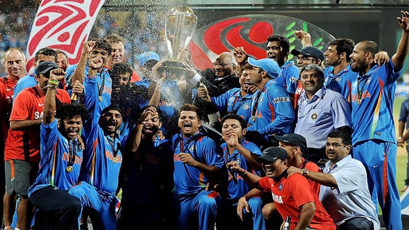 2011 के वर्ल्ड कप की याद की साझा
कमेंटेटर आकाश चोपड़ा के साथ बातचीत में सुरेश रैना ने 2011 में हुए वर्ल्ड कप से जुड़ी याद साझा करते हुए कहा कि ऑस्ट्रेलिया के खिलाफ खेले जा रहे क्वार्टर फाइनल मैच में धोनी का उदास चेहरा देख कर उन पर बहुत असर पड़ा था। भारत और ऑस्ट्रेलिया के बीच 2011 का क्वार्टर फाइनल अहमदाबाद में खेला गया था। सुरेश रैना ने बताया कि उन्हें धोनी को उदास देख कर मैच में बेहतर खेलने की प्रेरणा मिली थी।