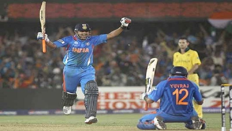 सचिन-गंभीर ने संभाली थी पारी
इसके बाद सचिन तेंदुलकर और गौतम गंभीर ने टीम को संभाला था। दोनों खिलाड़ियों ने दूसरे विकेट के लिए 50 रन की पार्टनरशिप की। इसके बाद विराट कोहली (24) ने गौतम गंभीर के साथ मिल कर तीसरे विकेट के लिए 49 रन जोड़े। इस मैच में भारत ने जल्दी-जल्दी विकेट गंवाए। 38 ओवर में 5 विकेट के नुकसान पर भारत का स्कोर 187 था। जीत के लिए भारत को 75 गेंदों पर 74 रन की जरूरत थी। इस मैच में रैना ने 28 गेंदों में .ुवराज सिंह के साथ मिल कर 34 रनों की पारी खेली थी। युवराज सिंह ने 57 रन बनाए और भारत ने इस मैच में जीत हासिल की थी। 