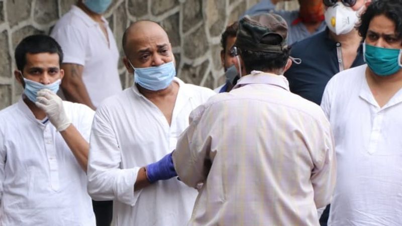 ভাইয়ের স্মৃতি আকড়েই বসে রইলেন সাজিদ। ভাই আর কোনওদিন ফিরে আসবে না। ভাইয়ের এই অকাল মৃত্যুতে বড় ধাক্কা পেলেন তিনি।