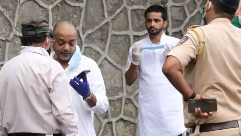 এরপর থেকে শারীরিক অবস্থা আরও খারাপ হতে থাকে। অবশেষে মুম্বইয়ের চেম্বুরের সুরানা হাসপাতালে হার্ট অ্যাটাকে মারা যান তিনি। কিডনি থেকেই সংক্রমণ ছড়িয়েছিল ওয়াজিদের। চারদিন ভেন্টিলেটরে থেকেও এত রোগের ধাক্কা নিতে পারেননি ওয়াজিদ।
