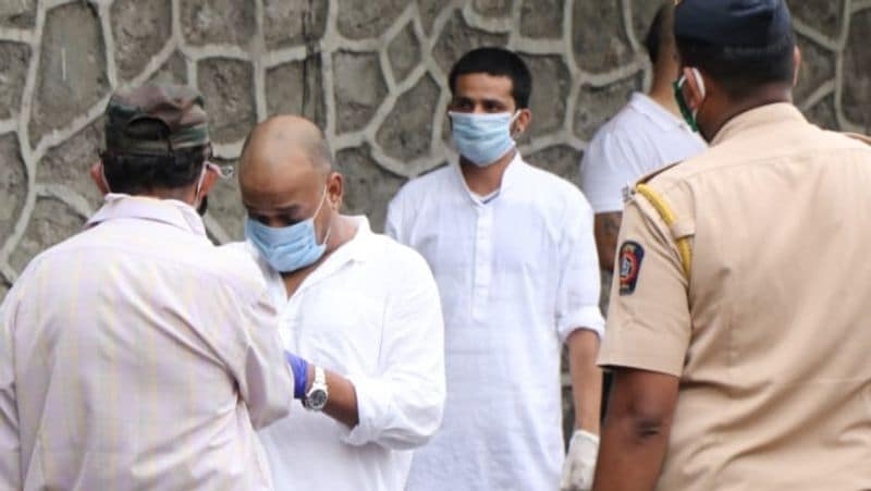 ইরফানের মৃত্যুতে ওয়াজিদ লিখেছিলেন, 'কানামাছি খেলায়, একজন শুধু খুঁজেই যায়, অন্যজন কিছুতেই ধরা দিতে চায় না, ফাঁকি দিয়ে চলে যায়।' ইরফানের উদ্দেশ্যে করা এই টুইটে দেখেই ভক্তরা চোখের জল ধরে রাখতে পারছেন না।