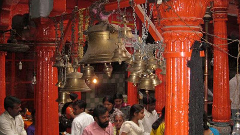 मंदिर बंद होने के कारण भक्त मंदिर के बाहर से ही अपनी हाजिरी लगा कर वापस जा रहे हैं। भक्त अपनी समस्याएं लिखकर बाबा भैरव के मंदिर के बंद कपाट के अंदर छोड़ कर लौट रहे हैं। 