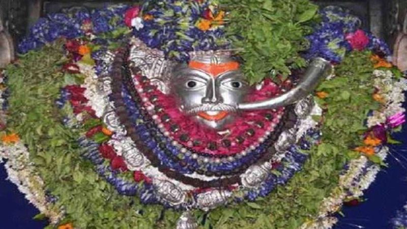 मन्दिर के महंत सुमित महाराज का कहना है कि बाबा काल भैरव के मंदिर में अगर अर्जी दी जाए तो काल भैरव उस अर्जी को पढ़ कर पीड़ित भक्तों का कष्ट दूर करते हैं। लॉकडाउन के कारण मन्दिर भले ही बन्द है लेकिन भक्त हर रोज अपनी अर्जियां लेकर इस बन्द कपाट के द्वार पर ही रख जाते हैं।