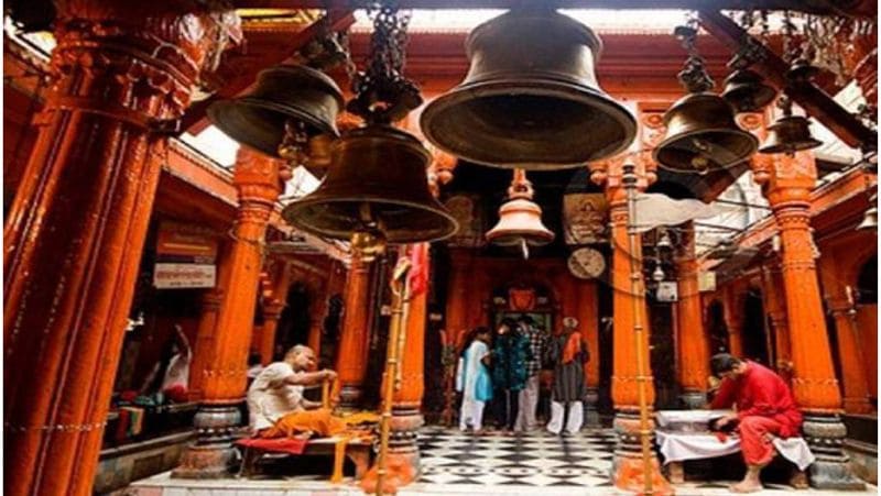 धर्म नगरी में काशी के कोतवाल बाबा काल काल भैरव के प्रति लोगो की ये आस्था इस महामारी में भी कम नहीं हुई और मंदिर बन्द होने के बावजूद बाबा के भक्तों ने अपनी अर्जियां देना चालू रखा है, इस उम्मीद में कि इस महामारी से काशी समेत दुनिया को बाबा जरूर जीत दिलाएंगे।
