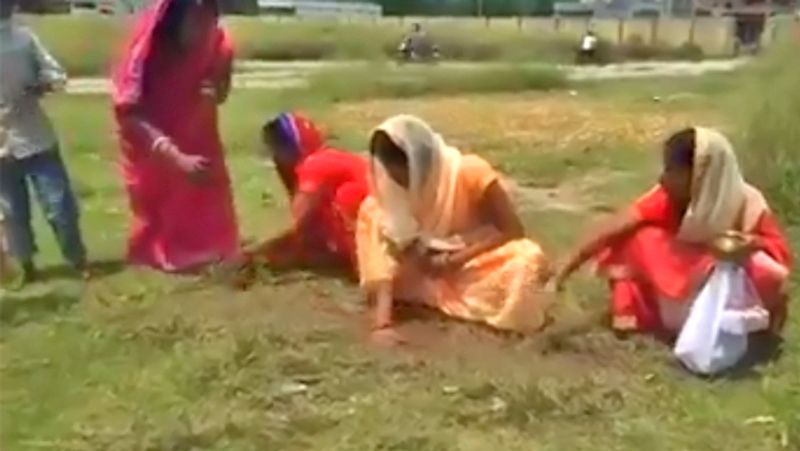 गोदना गढ़देवी माँ के मंदिर और उसके परिसर में कोरोना माता की पूजा हुई है, जहां महिलाएं 9 लड्डू, 9 लवण, 9 अड़हुल का फूल आदि पूजा सामग्री को लगभग एक फीट का गड्ढा में डालती हैं। इसके बाद उसे मिट्टी से ढक दी।
