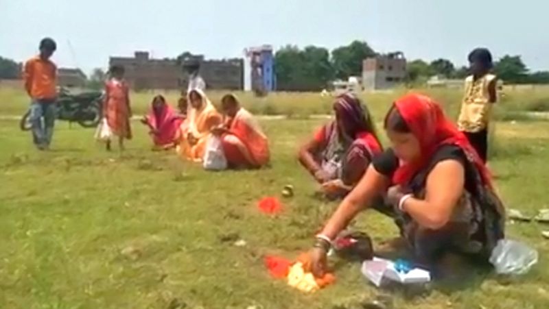 विधि विधान से पूजा अर्चना कर देश को कोरोना वायरस से निजात पाने और सबकी खुशहाली के लिए प्रार्थना तक की गई।
