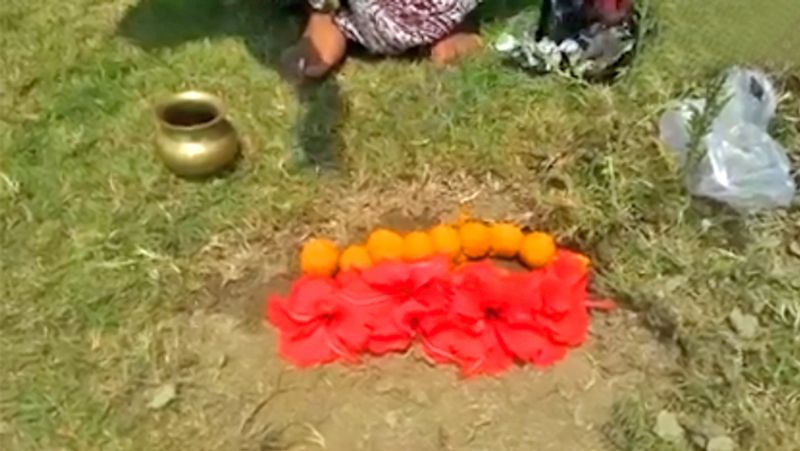 अफवाह तो यहां तक फैलाया गया है कि खेत मे दो महिलाएं घास काट रही थीं। वहीं, बगल में एक गाय घास चर रही थी, उसी दौरान गाय महिला बन गई। 