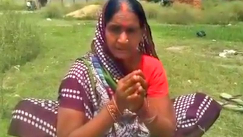 गाय को महिला बनती देख उसे देखकर घास काट रही महिलाएं डर से भागने लगी। लेकिन, तब गाय से महिला बनी औरत ने दोनों महिलाएं को रोका और बोला कि आप लोग डरो मत हम कोरोना माता हैं। सोमवार व शुक्रवार को पूजा सामग्री चढ़ाकर मेरा पूजा अर्चना करो हम खुद चले जाएंगे।