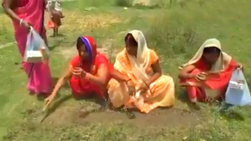 बताया जा रहा है कि इसका वीडियो भी वायरल हो रहा है, जिससे ऐसा अंधविश्वास फैला कि पूजा तक शुरू हो गई। हालांकि इस वीडियो के बारे में कोई जानकारी नहीं है। लेकिन ऐसा अंधविश्वास बिल्कुल गलत है।