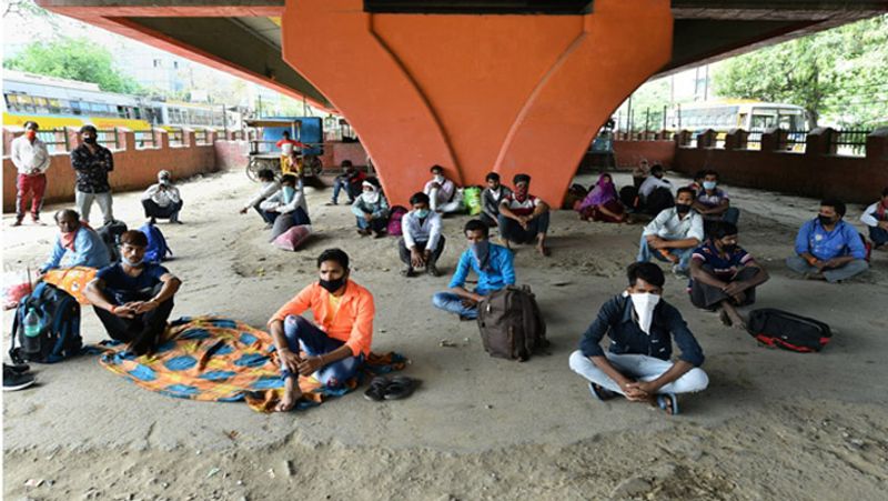 सीएम योगी आदित्यनाथ ने सोमवार को टीम-11 के साथ समीक्षा बैठक के दौरान युद्धस्तर पर निराश्रितों पर्याप्त राशन देने और तत्काल उनके राशन कार्ड बनाने के आदेश दिए हैं। ग्रामीण इलाकों में ग्राम प्रधान निधि से उन्हें 1000 रुपये भी दिए जाएंगे। छोटी ग्राम पंचायतें जिनकी निधि में पैसे नही होंगे उनके लिए पैसों की उपलब्धता सुनिश्चित कराने के लिए सभी जिलों के डीएम को निर्देशित किया गया है। उन्हें बाद में ये पैसा सीएम रिलीफ फंड से वापस किया जाएगा।
