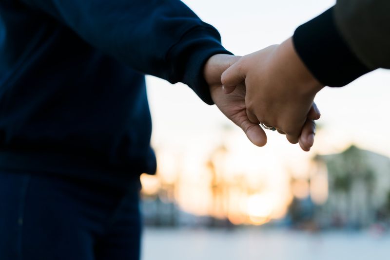 जरूरी वजहों में अंतिम संस्कार, बीमार लोगों से मिलने, कर्मचारियों और बच्चों से दूर रह रहे माता पिता का मिलना शामिल किया गया है। 