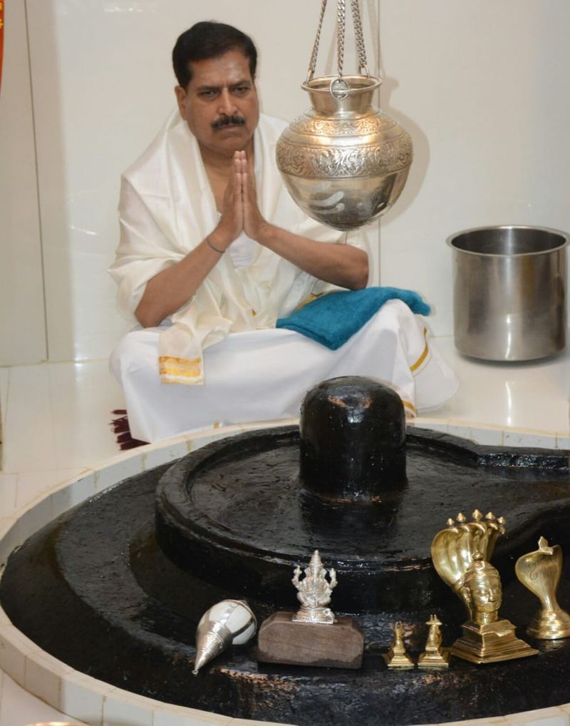 ಹುಟ್ಟುಹಬ್ಬದ ಅಂಗವಾಗಿ ಭಗವಂತನಿಗೆ ವಿಶೇಷ ಪೂಜೆ ಸಲ್ಲಿಸಿ,ಕೊರೋನಾ ಸಂಕಷ್ಟದಿಂದ ಆದಷ್ಟು ಬೇಗ ಮುಕ್ತಿ ನೀಡಲು ಪ್ರಾರ್ಥಿಸಿಕೊಂಡ ಸುರೇಶ ಅಂಗಡಿ