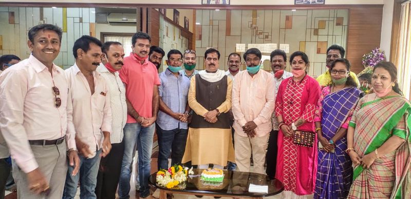 ಹುಟ್ಟಹಬ್ಬದ ಶುಭಾಶಯ ತಿಳಿಸಲು ಅಗಮಿಸಿದ ಅಭಿಮಾನಿಗಳು