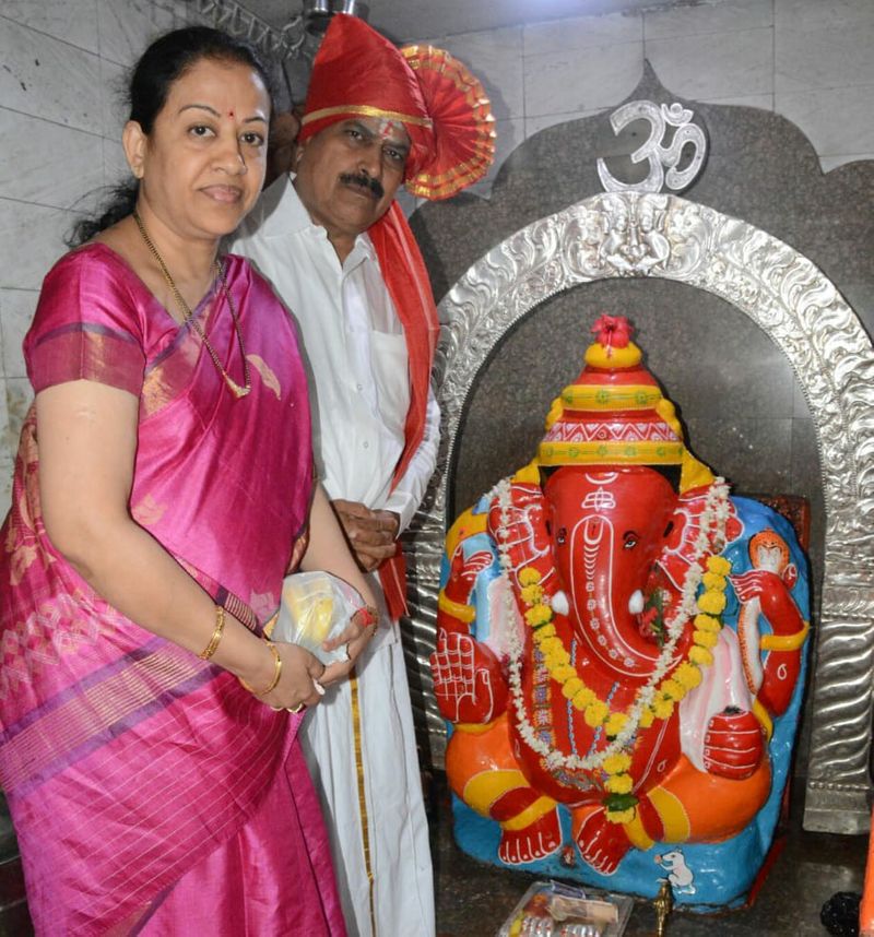 ಧರ್ಮಪತ್ನಿ ಮಂಗಳಾ ಅಂಗಡಿ ಜೊತೆ ಗಣಪತಿಗೆ ಪೂಜೆ ಸಲ್ಲಿಸಿ ಆಶೀರ್ವಾದ ಪಡೆದ ಸಚಿವರು