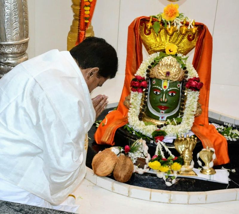 ದೇಶದ ಒಳಿತಿಗಾಗಿ ದೇವರಿಗೆ ಭಕ್ತಿಯಿಂದ ಪೂಜೆ ಸಲ್ಲಿಸಿದ ಸಚಿವ ಸುರೇಶ ಅಂಗಡಿ