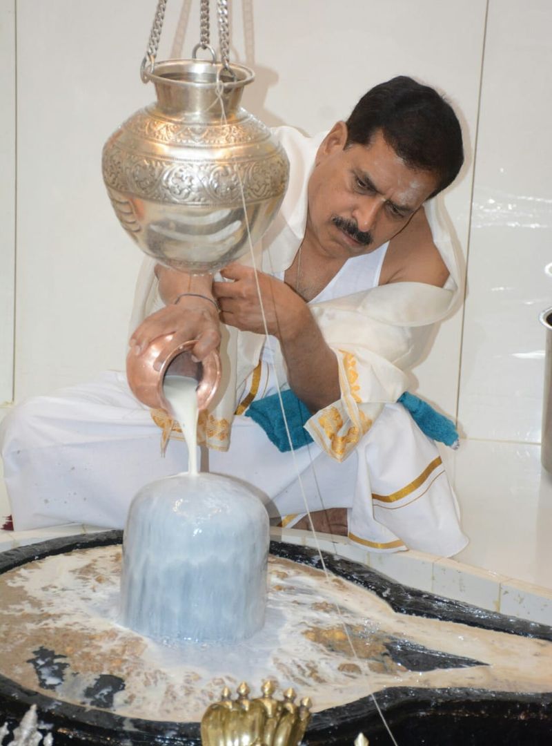 ಭಕ್ತಿಯಿಂದ ಶಿವನಿಗೆ ಪೂಜೆ ಸಲ್ಲಿಸಿದ ಸಚಿವ ಸುರೇಶ ಅಂಗಡಿ