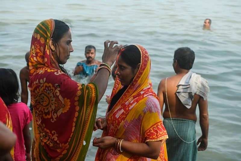 गंगा दशहरा के मौके पर श्रद्धालुओं की भीड़ गंगा स्नान के लिए दिखाई दी। लॉकडाउन में छूट मिलने के बाद श्रद्धालु स्नान करने गंगा नदी के तट पर पहुंचे। 