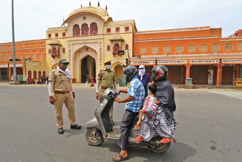 कंटेनमेंट जोन में सख्ती बरकरार है। राजस्थान की राजधानी जयपुर में पुलिस कड़ाई से लॉकडाउन का पालन करा रही है। 