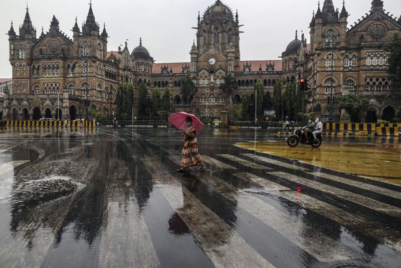 लॉकडाउन में ढील देने के बाद से चीजे धीरे-धीरे पटरी पर लौटने लगी हैं। हालांकि महाराष्ट्र कोरोना से सबसे अधिक प्रभावित है। यहां राज्य सरकार ने अधिकांश प्रतिबंधों को जारी रखा है। इसी क्रम में यह तस्वीर मुंबई महानगर की है। जहां आज भी सन्नाटा दिखाई दिया। वहीं, जोरदार बारिश भी हुई। 