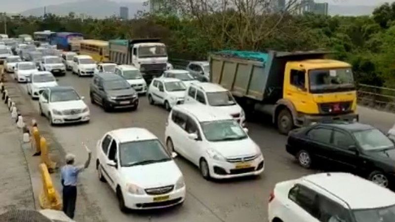 महाराष्ट्र में नॉन कंटेनमेंट जोन में छूट मिलने के बाग हैवी ट्रैफिक देखने को मिला। राज्य सरकार ने औद्योगिक गतिविधियों को शुरू करने की इजाजत दी है। 