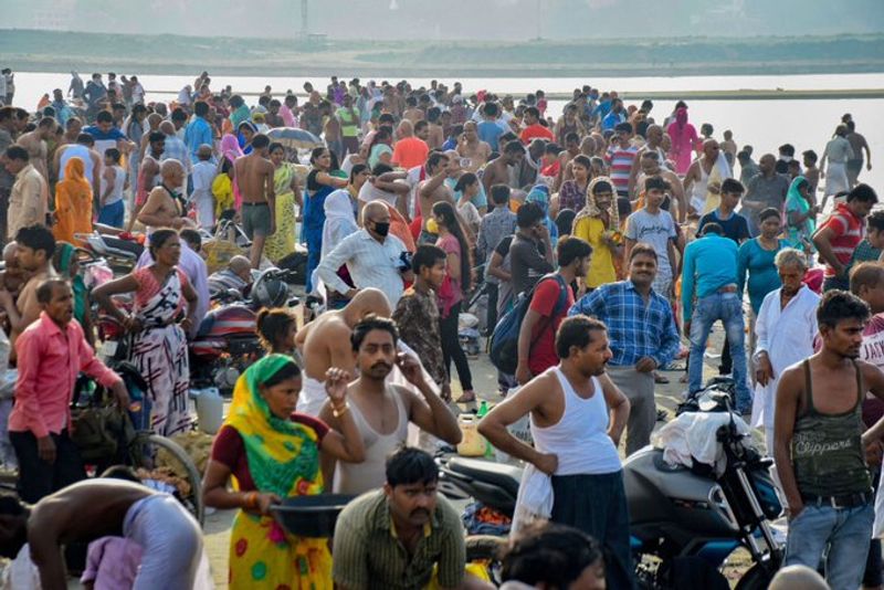 गंगा दशहरा के मौके पर गंगा तट पर उमड़ी श्रद्धालुओं की भीड़। 