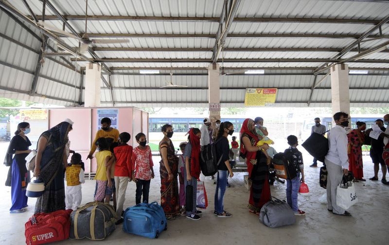 रेल सेवाओं के शुरू होने के बाद लोग कतारबद्ध होकर ट्रेन में सवार हुए। इस दौरान लोगों ने सोशल डिस्टेंसिंग के नियमों के पालन की कोशिश की। 
