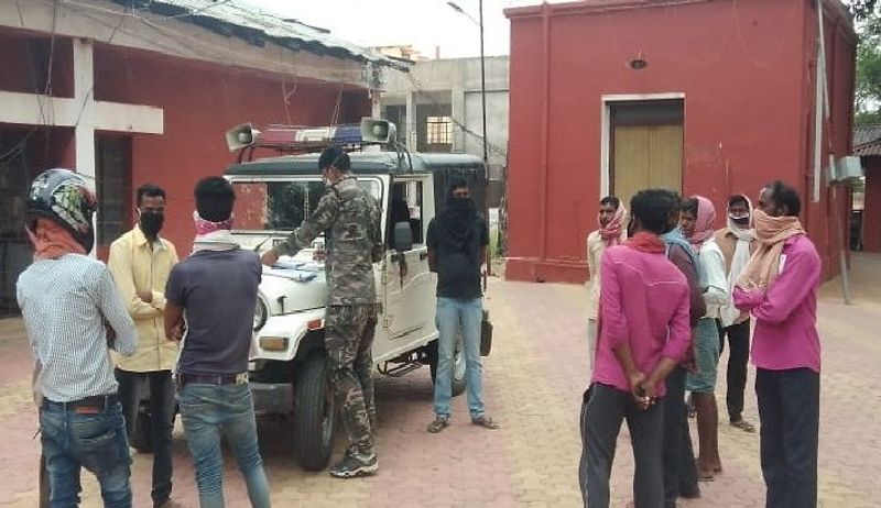 सूचना मिलने पर मौके पर पहुंची पुलिस ने दोनों के शवों को पोस्टमार्टम के बाद परिजनों के हवाले कर दिया है। थाना प्रभारी रवि कुमार ने बताया दोनों की आत्महत्या की वजह अभी सामने नहीं आई है। पुलिस मामले की जांच में जुटी है, जल्द ही इसका खुलासा हो जाएगा।