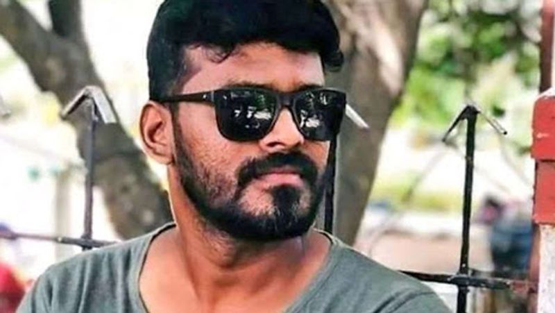 15 मई को कोयंबटूर के पास मेट्टूपलायम में हुई एक सड़क दुर्घटना में डेब्यू डायरेक्टर अरुण का निधन हो गया। फिल्म इंडस्ट्री में उन्हें वेंकट प्रक्कर के नाम से जाना जाता था। अरुण पॉपुलर डायरेक्टर शंकर के साथ फिल्मों में बतौर असिस्टेंट भी काम कर चुके हैं। अरुण के असामयिक निधन से साउथ फिल्म इंडस्ट्री में शोक की लहर छा गई।