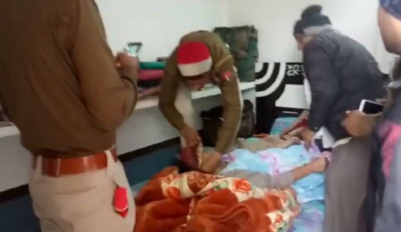 युवती के घरवालों ने बताया कि काफी देर हो जान के बाद जब आरती ने दरवाज नहीं खोला तो हमने जोर से गेट को खटखटाया। लेकिन फिर भी कोई हलचल नहीं हुई तो हमने दरवाजा तोड़ दिया तो देखा आरती फंदे से लटकी हुई थी। परिजनों ने मामले की सूचना पुलिस को दी।
