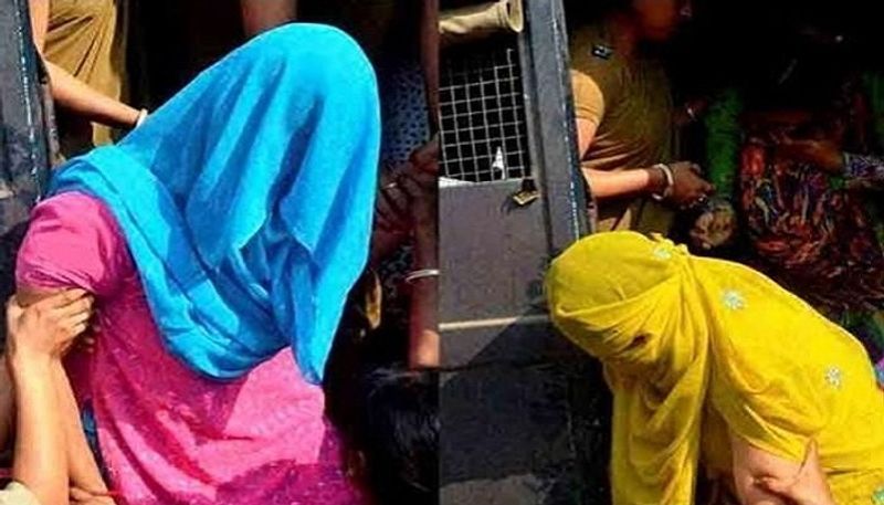 ಕೆಲ ದಿನಗಳ ಹಿಂದಷ್ಟೇ ಗ್ರೇಟರ್ ನೊಯ್ಡಾದಲ್ಲೂ ಸೆಕ್ಸ್ ರಾಕೆಟ್ ಅಡ್ಡೆ ಮೇಲೆ ದಾಳಿ ನಡೆದಿತ್ತು. ಈ ವೇಳೆ ಇಬ್ಬರು ಯುವತಿಯರು ಸೇರಿ ಒಟ್ಟು ಆರು ಮಂದಿಯನ್ನು ಬಂಧಿಸಲಾಗಿತ್ತು. ಇಲ್ಲಿ ಭಾರೀ ಪ್ರಮಾಣದಲ್ಲಿ ಕಾಂಡೋಂ ಹಾಗೂ ಗರ್ಭ ನಿರೋಧಕ ಮಾತ್ರೆಗಳು ಸಿಕ್ಕಿದ್ದವು.