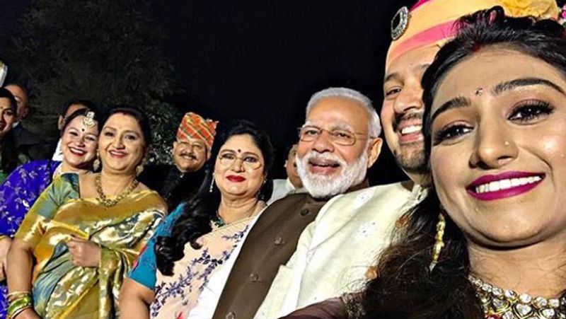  मोहिना की शादी अक्टूबर, 2019 में सतपाल महाराज के छोटे बेटे सुयश रावत के साथ हुई। शादी की सभी रस्में उत्तराखंड के हरिद्वार में हुईं। मोहिना के वेडिंग रिसेप्शन में पीएम मोदी भी शामिल हुए थे।