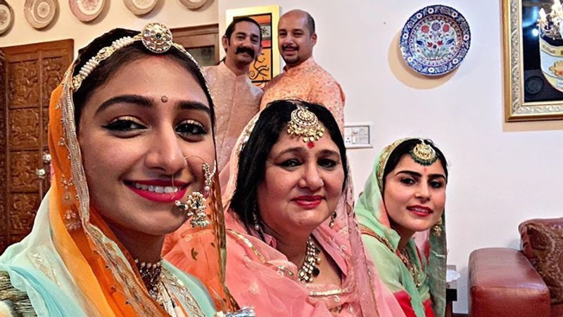 बता दें कि मोहिना कुमारी सिंह के घर में 22 लोग कोरोना वायरस के शिकार हुए हैं। इनमें से 7 लोग मोहिना के ही फैमिली मेंबर्स हैं, जबकि बाकी लोग उनके स्टॉफ के हैं। फिलहाल मोहिना कुमारी सिंह हॉस्पिटल में अपना इलाज करवा रही हैं।