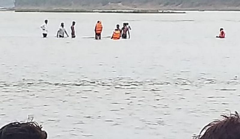  ग्रामीणों ने कूदकर एक महिला वैशाली (40) और एक 13 साल की सिद्धी नाम की बच्ची को बाहर निकाला। थोड़ी दूर पर निमेश (35) का शव मिला। आयुष और आदि का अभी पता नहीं चल पाया है। 