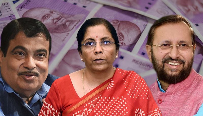 वित्त मंत्रालय के मुताबिक सरकार ने महिलाओं, गरीब, वरिष्ठ नागरिकों और किसानों को पैकेज के तहत मुफ्त में अनाज और सीधे कैश पहुंचाया।