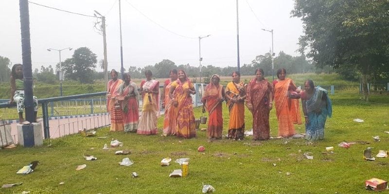 করোনা আতঙ্কে থরিহরিকম্প অবস্থা গোটা বিশ্বের। এ রাজ্যে আক্রান্তের সংখ্যা চার হাজার ছাড়িয়ে গিয়েছে। কোনও এলাকা বা জেলাই আর গ্রিনজোন নয়। সংক্রমণ ছড়িয়ে পড়েছে সর্বত্র।