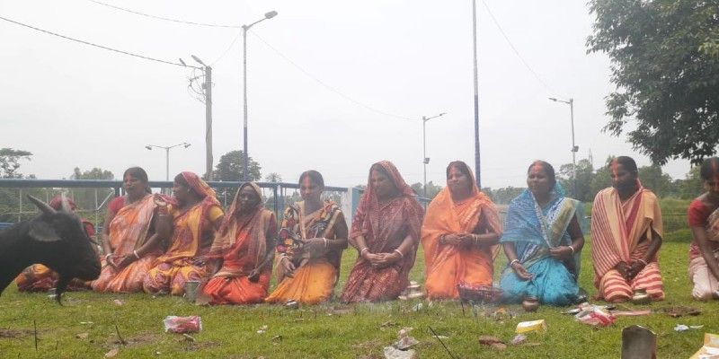 মারণ ভাইরাস থাবা বসিয়েছে উত্তর দিনাজপুরেও। এখনও পর্যন্ত সংক্রমণ ধরা পড়েছে দেড়শোরও বেশি মানুষের। কেউ হাসপাতালে ভর্তি, তো কারও আবার চিকিৎসার চলছে বাড়িতে।