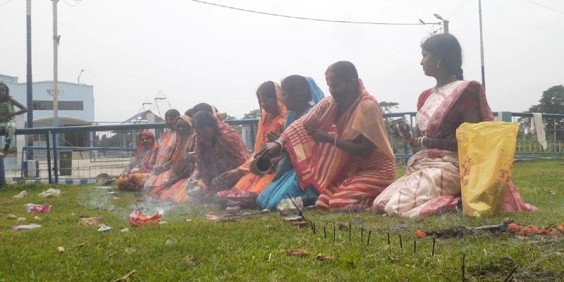 বিজ্ঞানীরা যখন প্রতিষেধক তৈরিতে ব্যস্ত, তখন অতিমারী রুখতে রায়গঞ্জ শহরের 'করোনা পুজো' করলেন একদল মহিলা।