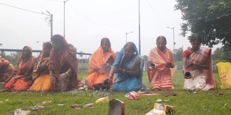 দিনভর উপোস করেছিলেন সকলেই। বেলার দিকে শহরের বন্দর পৌর শ্মশান এলাকায় মাটি খুঁড়ে লাড্ডু, জবাফুল ও লবঙ্গ সহযোগে চলল পুজো।