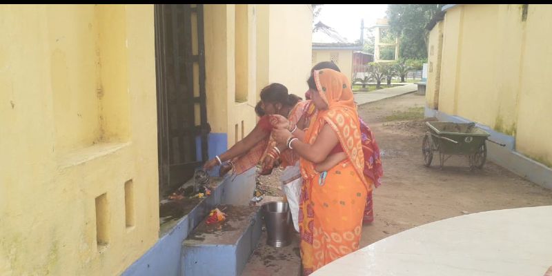 পশ্চিম ভারতের রাজ্যগুলিতেও নাকি এভাবেই 'করোনা পুজো' চলছে। সোশ্যাল মিডিয়ায় উপাচার শিখেছেন তাঁরা। তেমনই দাবি রায়গঞ্জের মহিলাদের।
