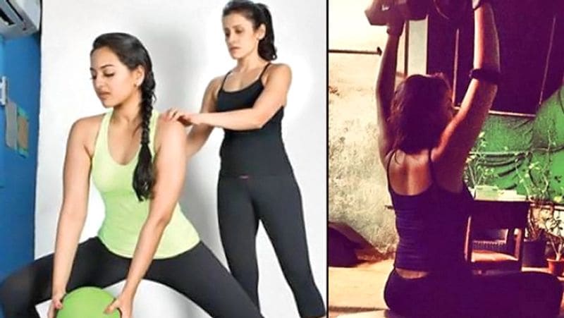 सोनाक्षी सिन्हा के मुताबिक, एक्सरसाइज करने और जिम जाने के बाद उन्होंने कभी भी अपना वजन चेक नहीं किया। उन्हें धीरे-धीरे अहसास होने लगा था कि वे फिट हो रही हैं। उन्होंने वजन कम करने के लिए शाहिद कपूर के ट्रेनर को हायर किया था। उन्होंने कार्डियो एक्सरसाइज, साइकलिंग, स्विमिंग, प्लेइंग टेनिस, जिम, हॉट योगा किया।