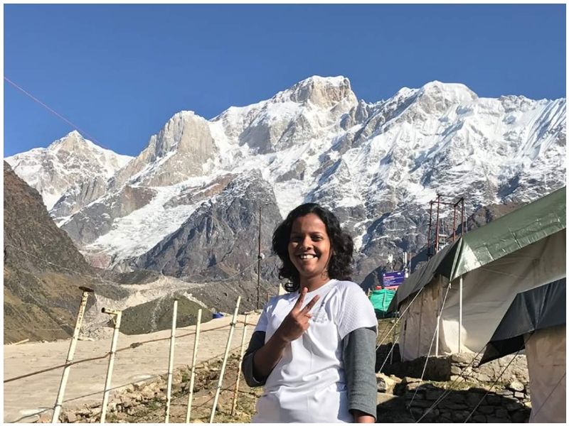 बार-बार की असफलता से भी न हुईं निराश –
तृप्ति ने नौकरी और बाकी कामों के साथ यूपीएससी की तैयारी शुरू तो कर दी लेकिन हर बार कुछ न कुछ कमी रह जाती थी। पहले अटेंप्ट में उनका प्रीलिम्स का भी एग्जाम क्वालिफाई नहीं हो पाया था। साल 2016 में तृप्ति ने दूसरा अटेंप्ट दिया। हालांकि, इस बार उनका प्रीलिम्स और मेन्स का एग्जाम क्वालिफाई हो गया, लेकिन इंटरव्यू और ऑप्शनल में कम मार्क्स आए। तृप्ति के मुताबिक वह चार मार्क्स से ही फाइनल लिस्ट में जगह नहीं बना पाई थी।
लगातार तीन बार असफलता का मुंह देखने के बाद तृप्ति के हौंसले ने जवाब दे दिया। एक समय आया जब वे सोचने लगी कि उनके पास एक अच्छी नौकरी है, बढ़िया वैवाहिक जीवन है तो आखिर वे क्यों एक ऐसी चीज़ के पीछे भाग रही हैं जो उनके बार-बार प्रयास करने के बावजूद उन्हें हासिल नहीं हो रही।