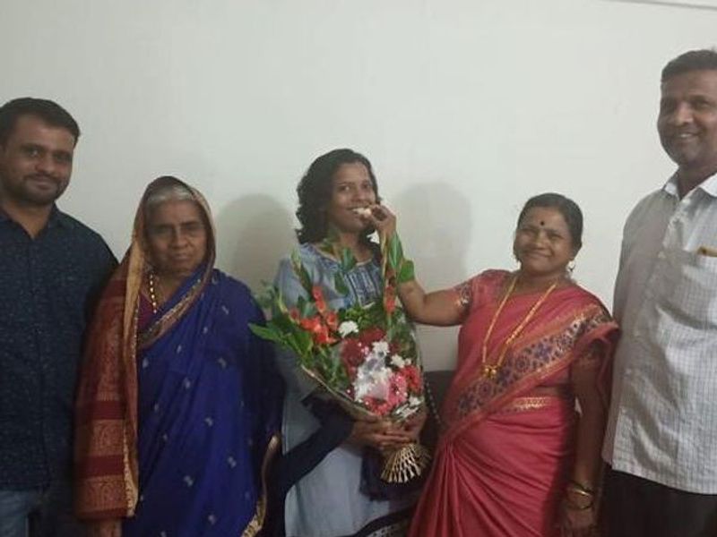 प्राइवेट नौकरी के दौरान आया ख्याल –
तृप्ति ने पुणे कॉलेज ऑफ इंजीनियरिंग से प्रोडक्शन इंजीनियर के तौर पर 2010 में ग्रेजुएशन किया। तुरंत ही उन्हें लार्सन एंड टर्बो कंपनी में प्लेसमेंट मिल गया। यहां उन्होंने चार साल 2010 से 2014 तक काम किया और बेस्ट इंप्लॉई के तौर पर खुद को प्रमाणित किया. यहां काम करने के दौरान ही एक दिन उन्हें ख्याल आया कि उनकी वर्तमान नौकरी उनकी क्षमताओं से कहीं कम है और वे इससे कहीं ज्यादा हासिल कर सकती हैं।
तभी उन्होंने महाराष्ट्र सर्विस कमीशन की तैयारी शुरू करी। यहां भी दूसरे अटेम्पट में उनका चयन हुआ और उन्हें महाराष्ट्र जीएसटी डिपार्टमेंट में असिस्टेंट सेल्स कमीशनर की जॉब मिल गयी। इस परीक्षा को पास करने से उनका मोरल हाई हुआ और उन्होंने अबकी बार यूपीएससी परीक्षा देने की सोची।