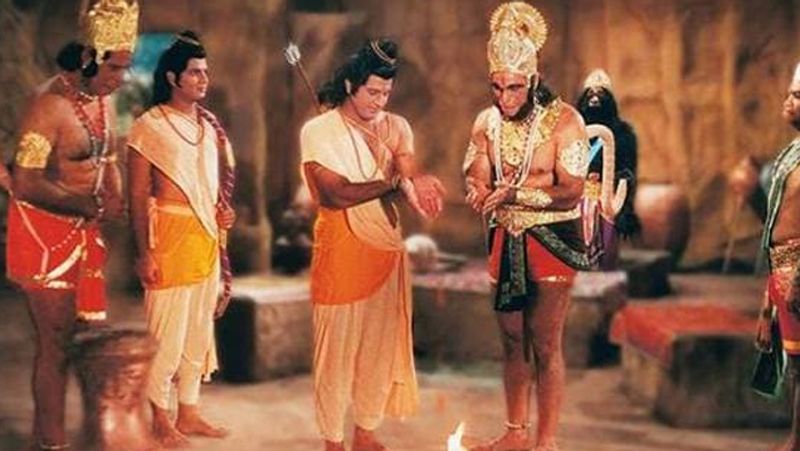 सुनील लहरी ने ट्विटर एक वीडियो शेयर किया है। इसमें वो कहते दिख रहे हैं कि सेट पर जब सुग्रीव (श्याम सुंदर) आए रूम में गए तब उनके साथ सागर साहब के बेटे थे। उन्होंने सुग्रीव को भटकती आत्मा वाली कहानी बताई थी। उसी दिन रात में वे (सुनील और सागर साहब के बेटे आदि) ने मिलकर ड्रेस डिपार्टमेंट से घुंघरू ले लिए और काले धागे में बांधकर सुग्रीव के रूम की खिड़की पर लगा दिया था। 