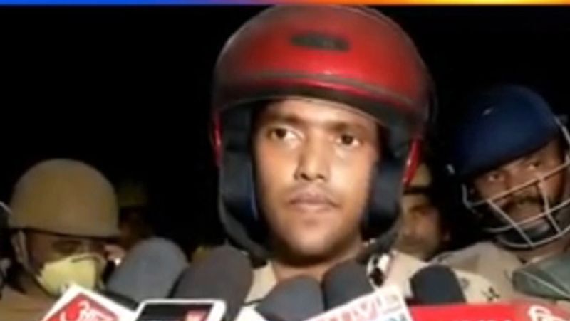 मामले में एसपी अभिषेक सिंह का कहना है की युवक अम्बिका को पेड़ से बांधकर ज़िंदा जलाया गया है। हत्या के बाद आक्रोशित ग्रामीण ने पुलिस की तीन गाड़ियों में आगजनी की और पुलिस पर पथराव किया है। कुछ महीनों पहले कानपुर में तैनात महिला सिपाही की सोशल मीडिया पर मृतक युवक ने फ़ोटो वायरल की थी। परिजनों ने युवक अम्बिका पर छेड़खानी का मुक़दमा दर्ज कराया था. मृतक युवक परोल पर जेल से छूटा था। महिला सिपाही के परिजनों पर हत्या करने का आरोप है। दो आरोपियों को गिरफ्तार किया गया है। 