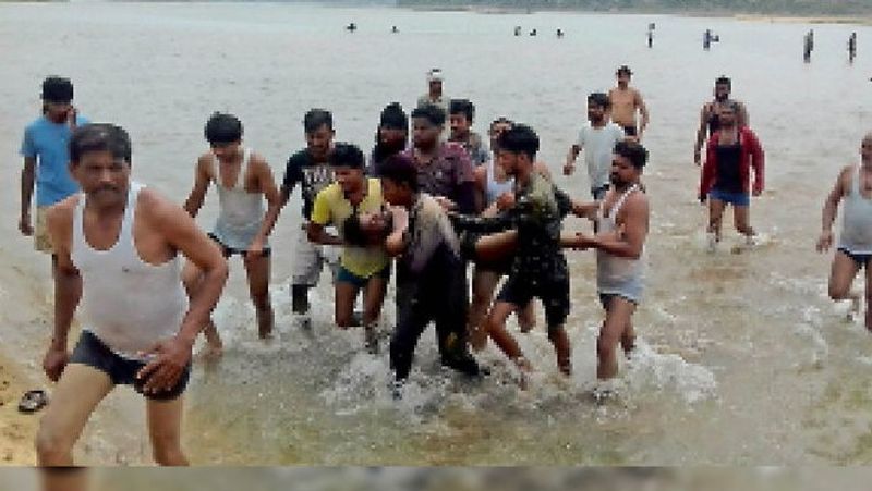 जानकारी के मुताबिक, इस परिवार में से किसी को भी तैरना नहीं आता थाी। वह चीखते-चिल्लाते रहे, जब लोगों ने उनकी आवाज सुनी तो वहां भीड़ लग गई। बचाने के लिए कईयों ने नर्मदा नदी में छलांग लगा दी। वहीं किसी ने पुलिस को इस घटना की सूचना दी और रेस्कयू टीम को बुलाया। इसके बाद भी उनको मरने से नहीं बचा सके।