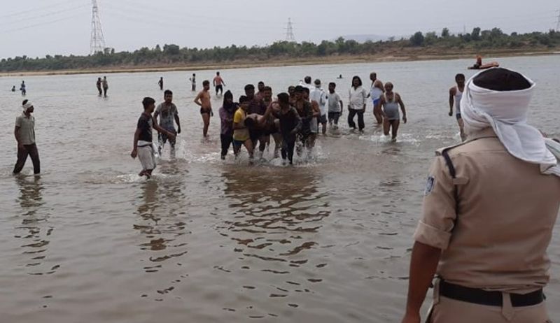 जानकारी के मुताबिक, इस परिवार में से किसी को भी तैरना नहीं आता थाी। वह चीखते-चिल्लाते रहे, जब लोगों ने उनकी आवाज सुनी तो वहां भीड़ लग गई। बचाने के लिए कईयों ने नर्मदा नदी में छलांग लगा दी। वहीं किसी ने पुलिस को इस घटना की सूचना दी और रेस्कयू टीम को बुलाया। इसके बाद भी उनको मरने से नहीं बचा सके।
