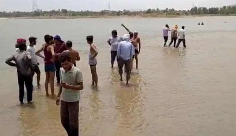 हादसे के वक्त घटना स्थल पर मौजूद एक चश्मदीद ने बताया-एक बोलेरो गाड़ी से एक परिवार नर्मदा नहाने के लिए आया था। उनके साथ चार बच्चे साथ थे। वह फटाफट कार से उतरे और गहरे पानी में जाने लगे, वहां पर मौजूद कई लोगों ने उनको वहां जाने से रोका भी, लेकिन वह नहीं माने। तभी बच्चे चीखने लगे बचाओ-बचाओ, जैसे-तैसे लोग उनको बचाने के लिए गए, पर काफी तलाश करने के बाद भी कोई नहीं मिला। फिर मैंने पुलिस को फोन कर मौके पर बुलाया।
