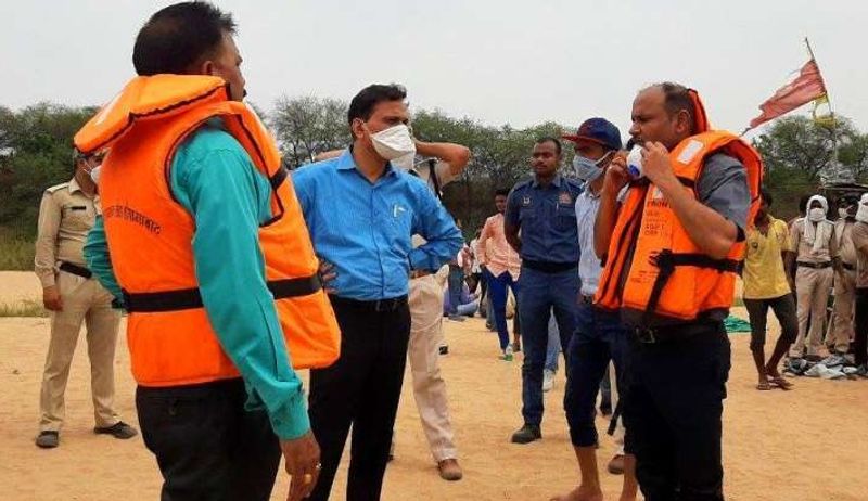 हादसे की जानकारी लगते ही मौके पर जिला प्रशासन से लेकर नगर निगम की रेस्क्यू टीम पहुंच गई थी। जिन्होंने काफी मेहनत करने के बाद मृतक बच्चों के शव निकाले।